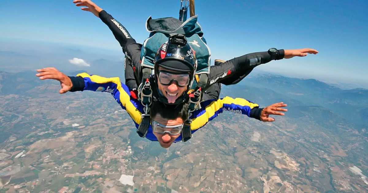 Paracadutismo, buttarsi nel vuoto con un istruttore: � il lancio tandem 